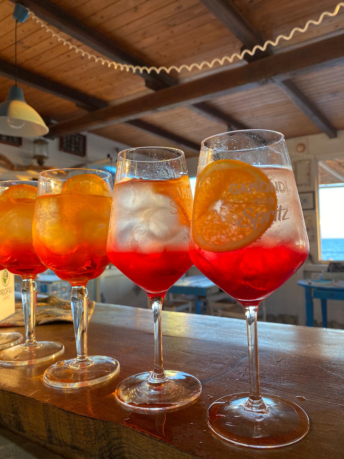 L'incanto dell'aperitivo serale sulla spiaggia: una nuova esperienza culinaria nella nostra location con giardino sulla spiaggia e sala interna con vista sul mare